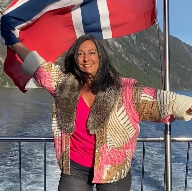 Fondatrice de Loguilu Basté devant un paysage de fjord